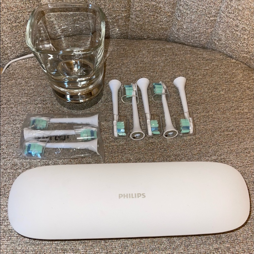 PHILIPS SONICARE INDUCTION CHARGER WITH 7 BRUSH HEADS & TRAVEL CASE